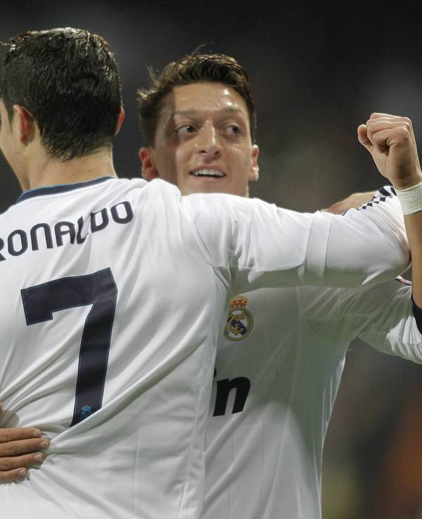 Mesut Özil umarmt Cristiano Ronaldo nach dem Spiel gegen Galatasaray Istanbul am 3. April 2013 in der UEFA Champions League.