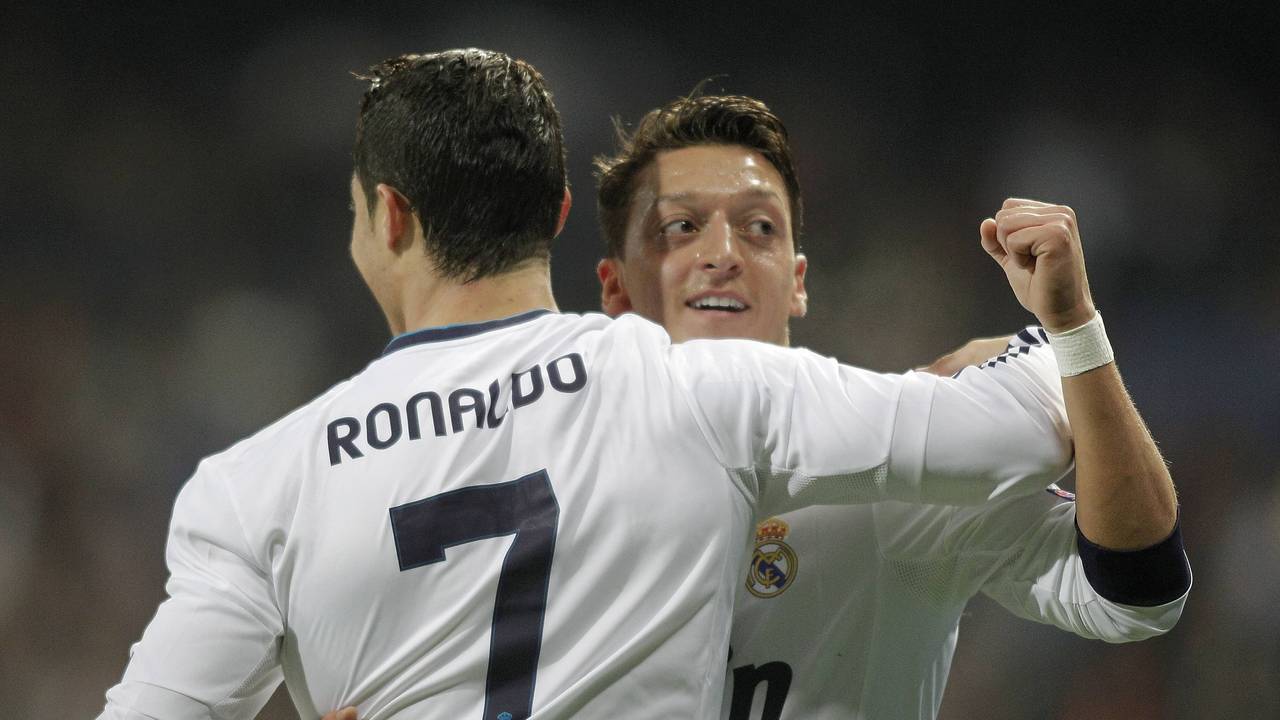 Mesut Özil umarmt Cristiano Ronaldo nach dem Spiel gegen Galatasaray Istanbul am 3. April 2013 in der UEFA Champions League.