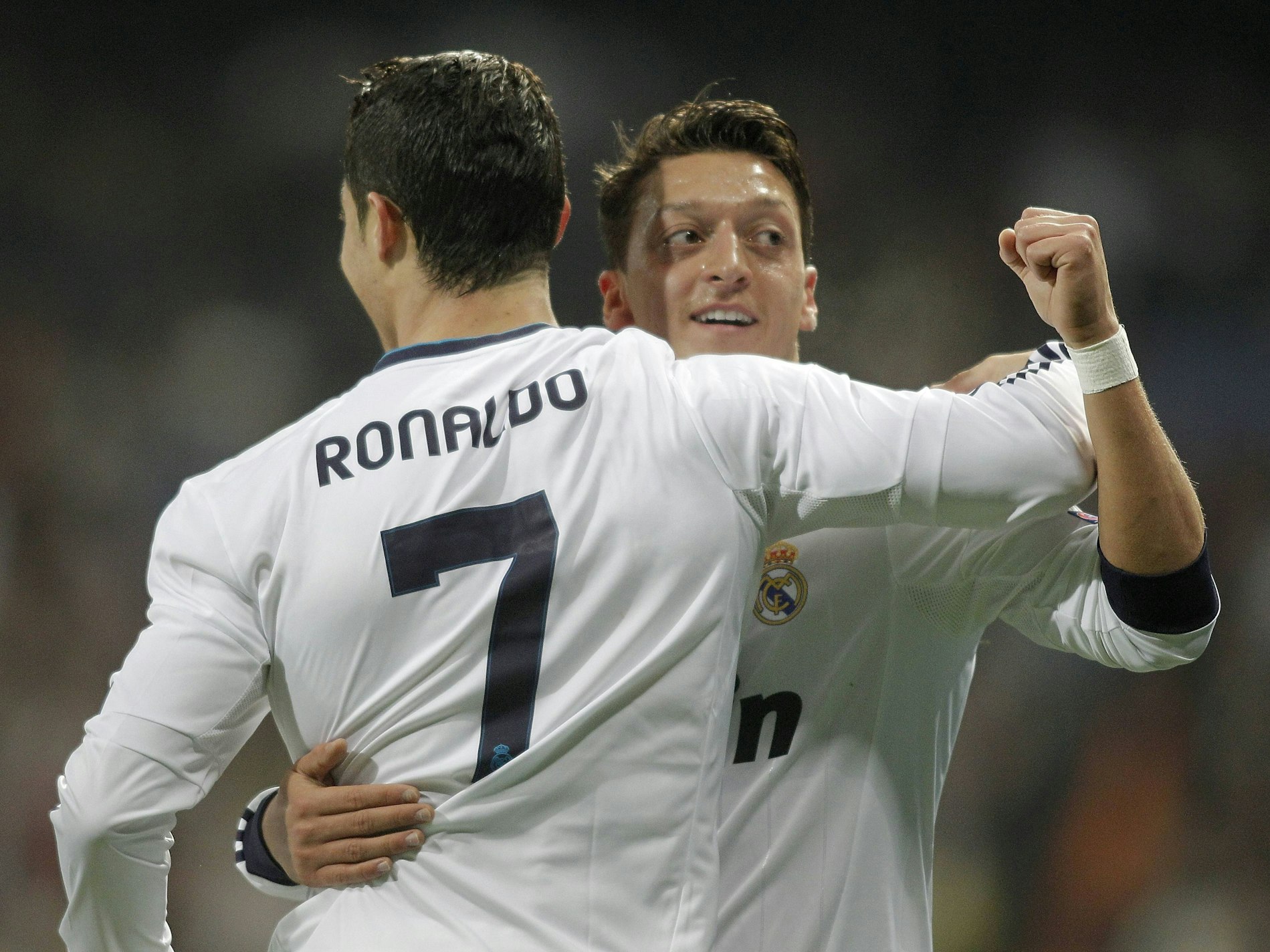Mesut Özil umarmt Cristiano Ronaldo nach dem Spiel gegen Galatasaray Istanbul am 3. April 2013 in der UEFA Champions League.