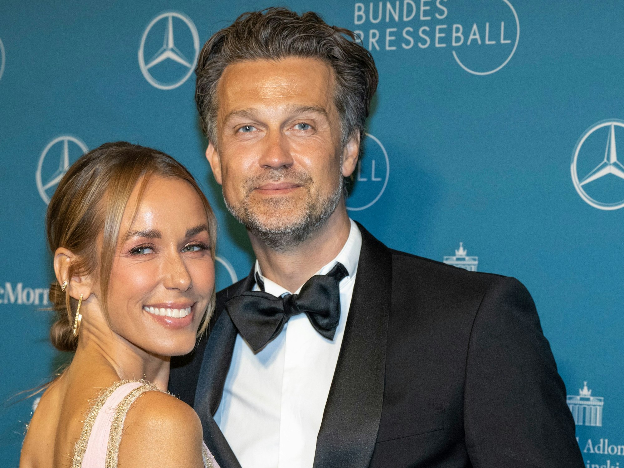 Annemarie Carpendale, Moderatorin, und ihr Ehemann Wayne Carpendale kommen zum 69. Bundespresseball ins Hotel Adlon. Unter dem Motto «Ein Ball für die Solidarität mit der Ukraine. Für die Pressefreiheit» findet der Ball erstmals seit Beginn der Pandemie wieder statt. +++ dpa-Bildfunk +++