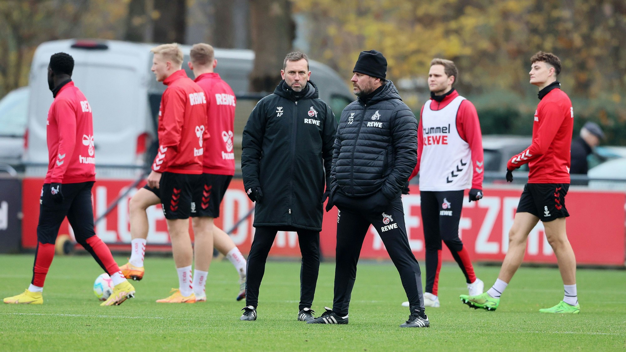 Steffen Baumgart tauscht sich beim Training des 1. FC Köln mit Assistent André Pawlak aus.