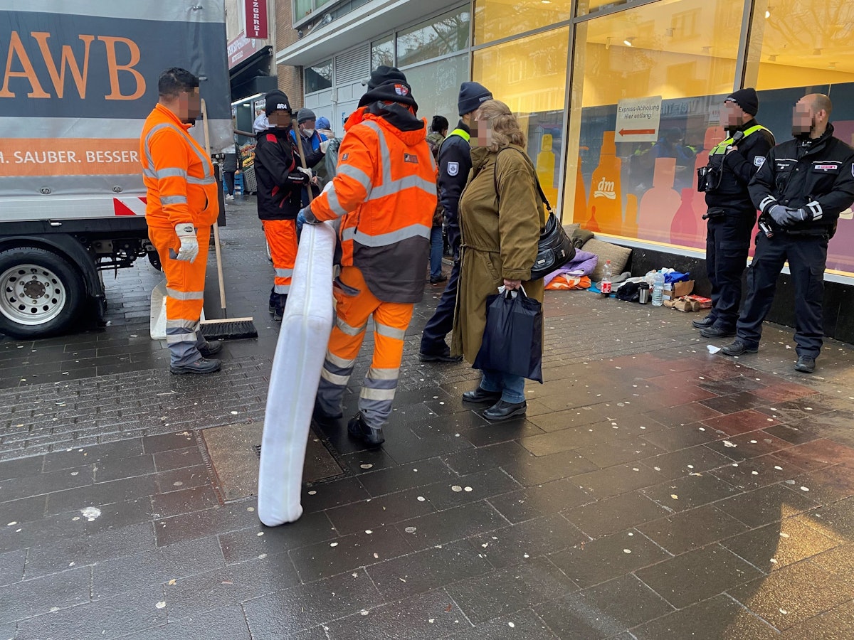 Ordnungsamt und AWB entfernen eine Matratze aus einem Lager von Obdachlosen in Köln-Kalk.