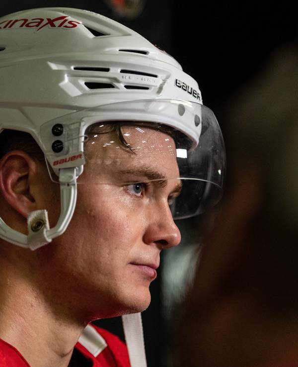 Eishockey-Profi Tim Stützle spricht nach dem Training mit den Ottawa Senators.