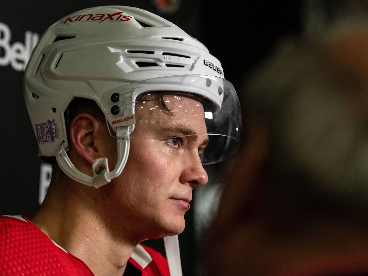 Eishockey-Profi Tim Stützle spricht nach dem Training mit den Ottawa Senators.