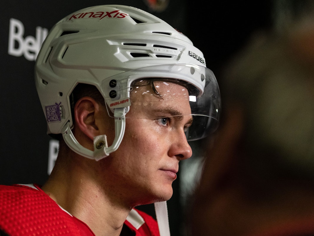 Eishockey-Profi Tim Stützle spricht nach dem Training mit den Ottawa Senators.