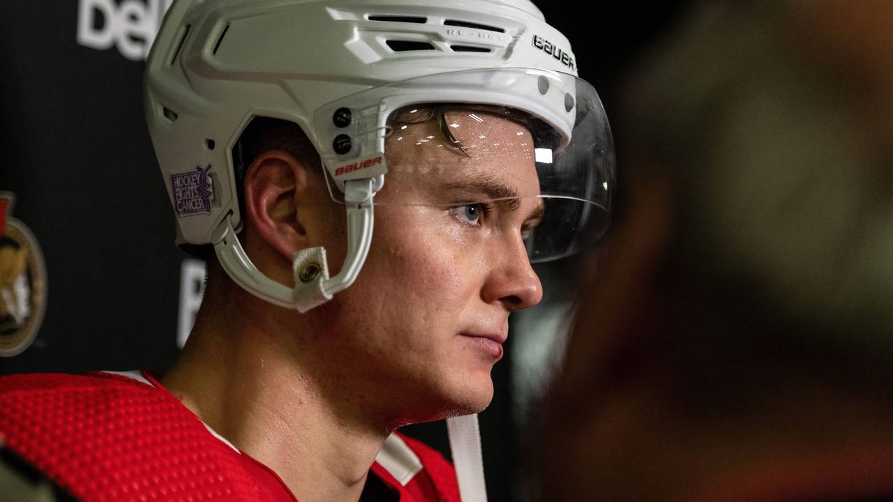Eishockey-Profi Tim Stützle spricht nach dem Training mit den Ottawa Senators.