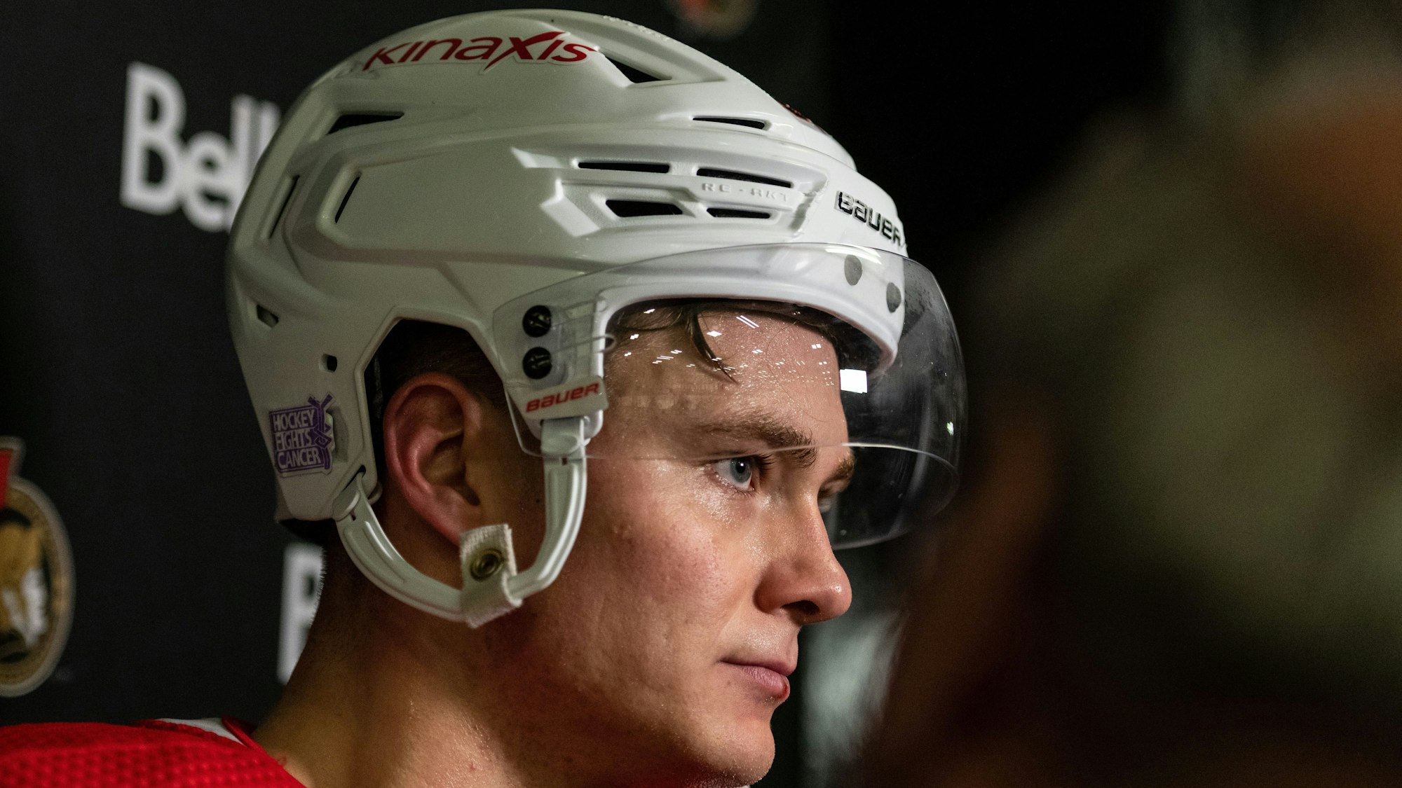 Eishockey-Profi Tim Stützle spricht nach dem Training mit den Ottawa Senators.