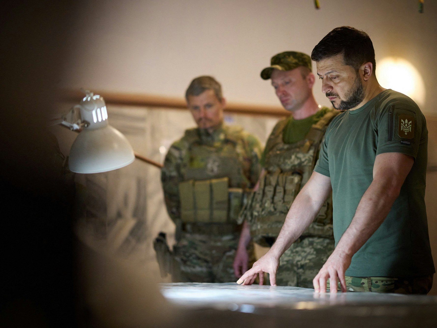 Dieses vom Pressedienst des ukrainischen Präsidenten aufgenommene und freigegebene Foto zeigt den ukrainischen Präsidenten Wolodymyr Selenskyjbei seinem Besuch der ukrainischen Armee in der Region Dnipro: Kyjiw warnt vor falschen Anwerbebriefen, die in Deutschland unterwegs sind.
