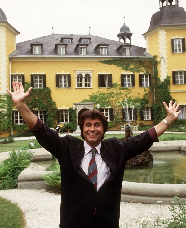 Roy Black, hier auf einem Foto vom 21. Mai 1990 bei Dreharbeiten zur RTL-Serie „Ein Schloss am Wörthersee“, starb mit nur 48 Jahren.