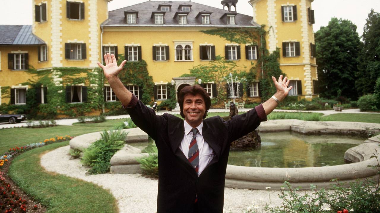 Roy Black, hier auf einem Foto vom 21. Mai 1990 bei Dreharbeiten zur RTL-Serie „Ein Schloss am Wörthersee“, starb mit nur 48 Jahren.