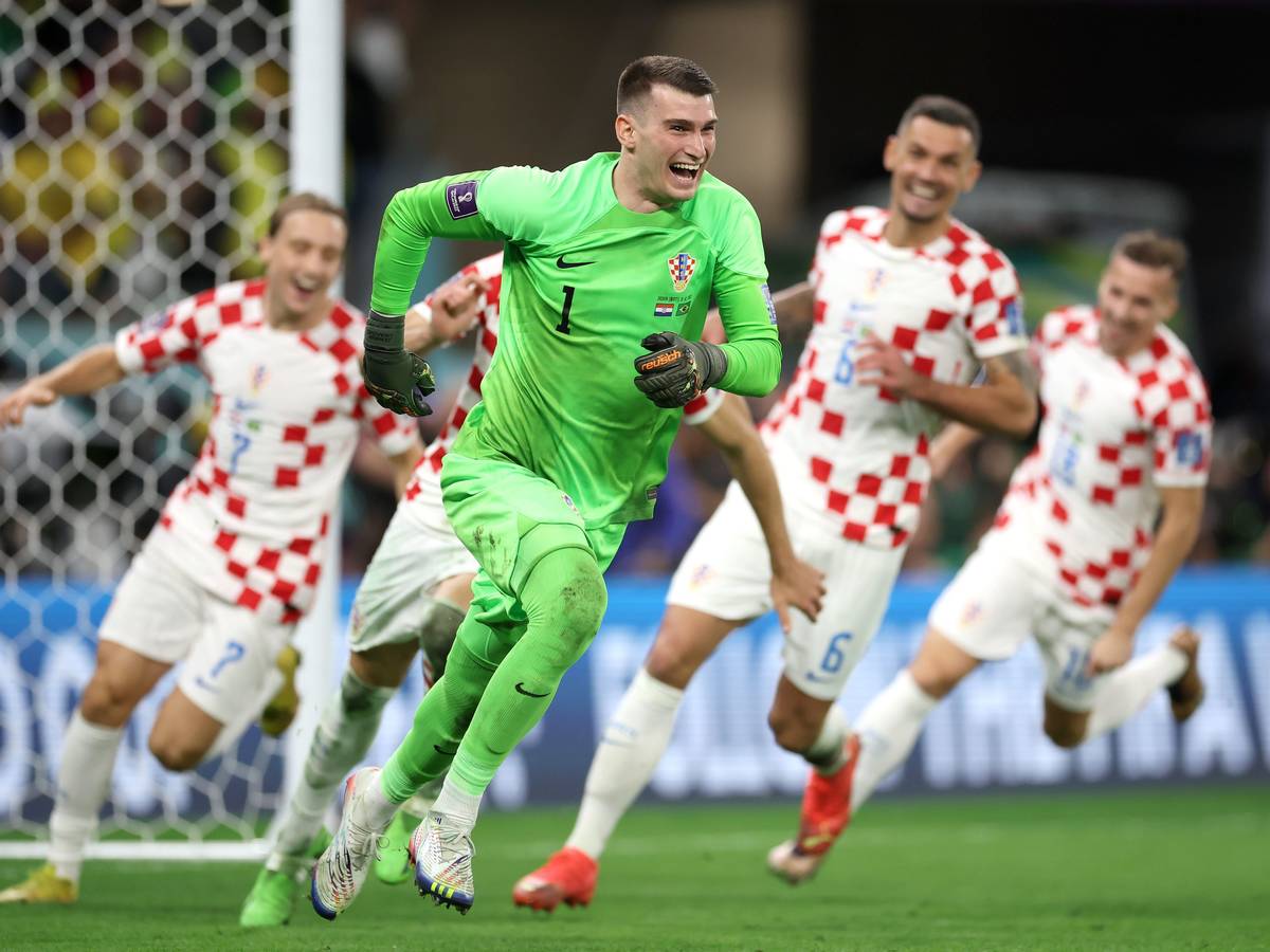 Dominik Livakovic und seine Mitspieler bejubeln den Sieg Kroatiens im WM-Viertelfinale gegen Brasilien.