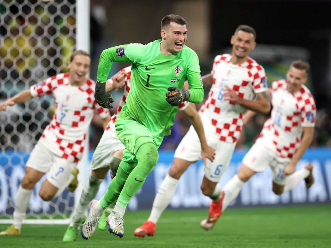 Dominik Livakovic und seine Mitspieler bejubeln den Sieg Kroatiens im WM-Viertelfinale gegen Brasilien.