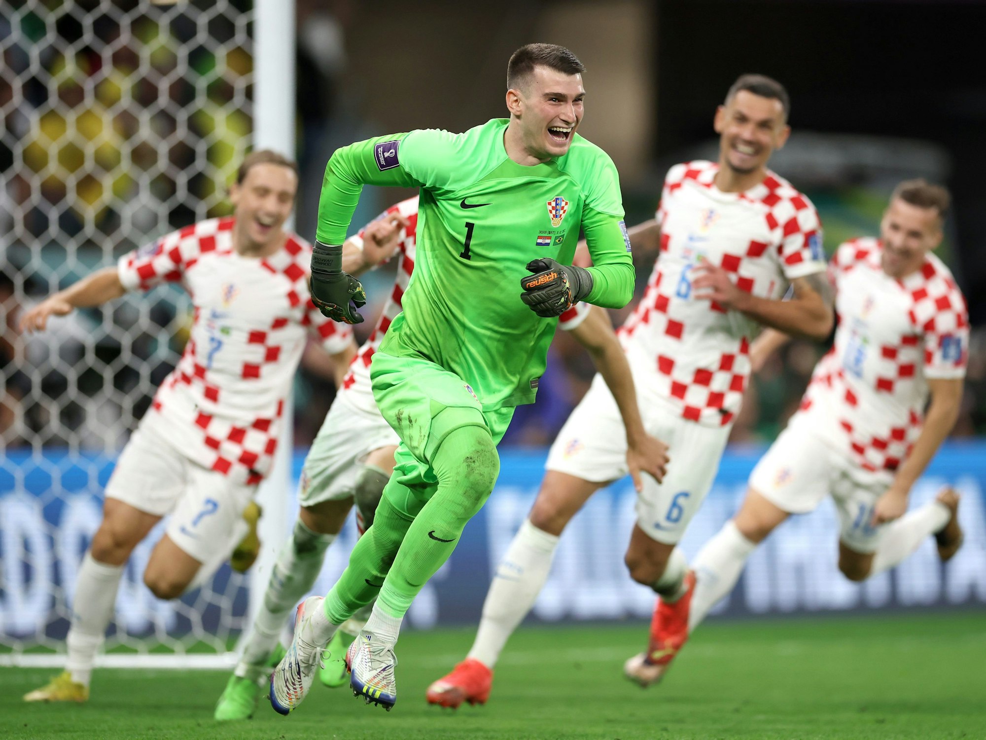 Dominik Livakovic und seine Mitspieler bejubeln den Sieg Kroatiens im WM-Viertelfinale gegen Brasilien.