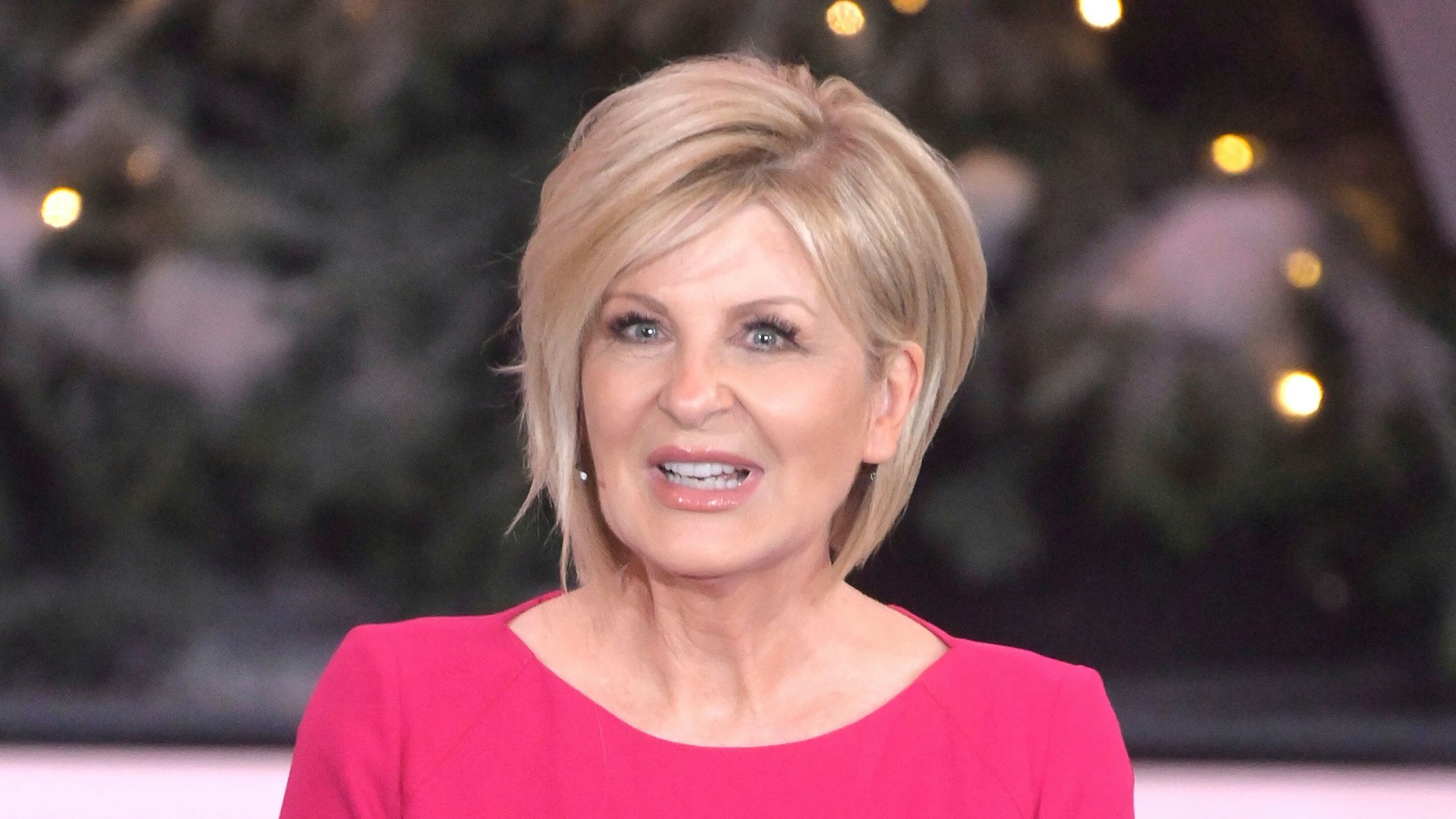 Carmen Nebel moderiert in einem pinken Einteiler eine Benefizgala.