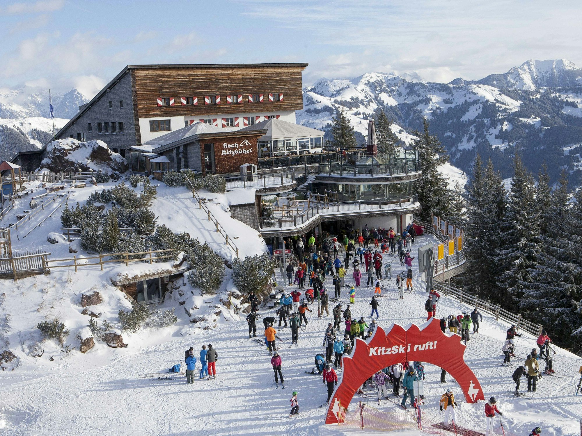 Menschen fahren im Kitzbüheler Skigebiet Ski.