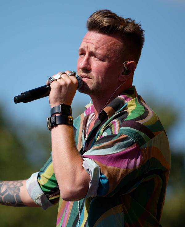 Der Sänger Ben Zucker steht beim Schlager-Event «Lieblingslieder» am 6. August 2022 in der Bonner Rheinaue auf der Bühne.