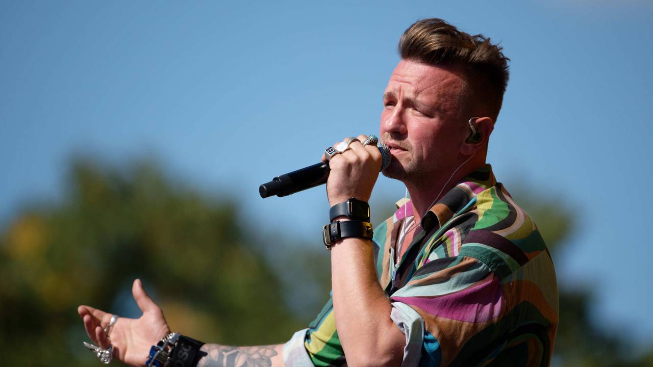 Der Sänger Ben Zucker steht beim Schlager-Event «Lieblingslieder» am 6. August 2022 in der Bonner Rheinaue auf der Bühne.