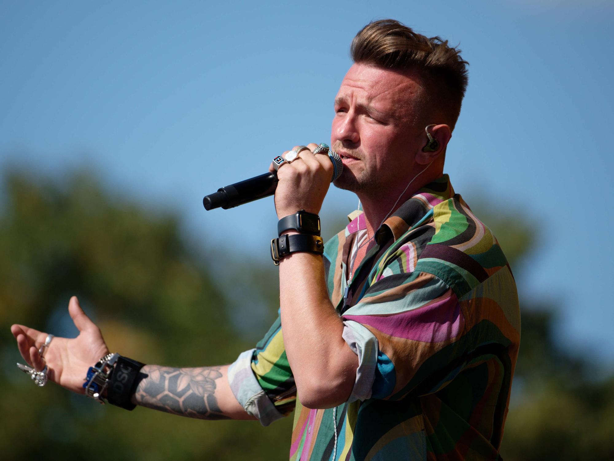 Der Sänger Ben Zucker steht beim Schlager-Event «Lieblingslieder» am 6. August 2022 in der Bonner Rheinaue auf der Bühne.