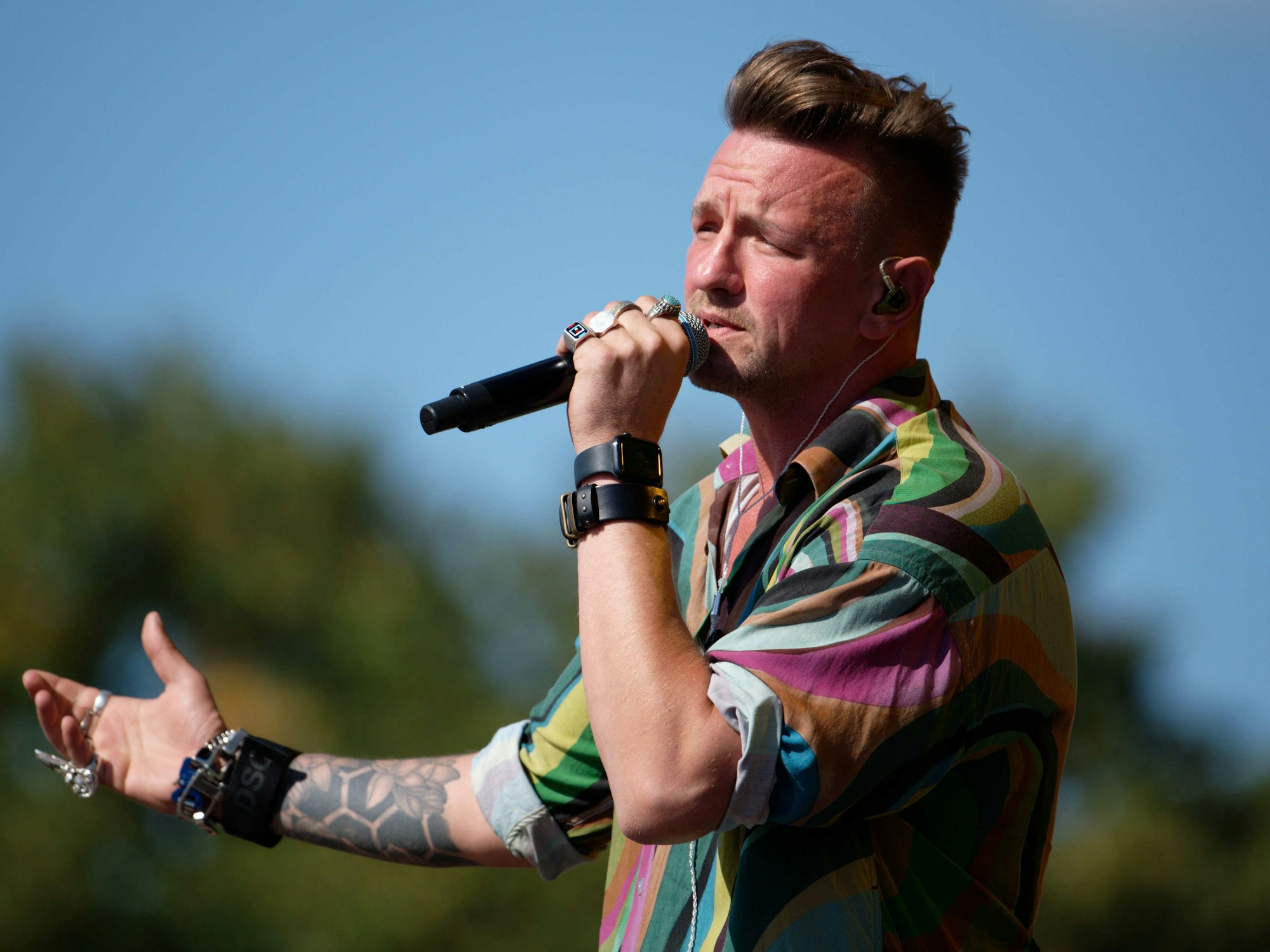 Der Sänger Ben Zucker steht beim Schlager-Event «Lieblingslieder» am 6. August 2022 in der Bonner Rheinaue auf der Bühne.