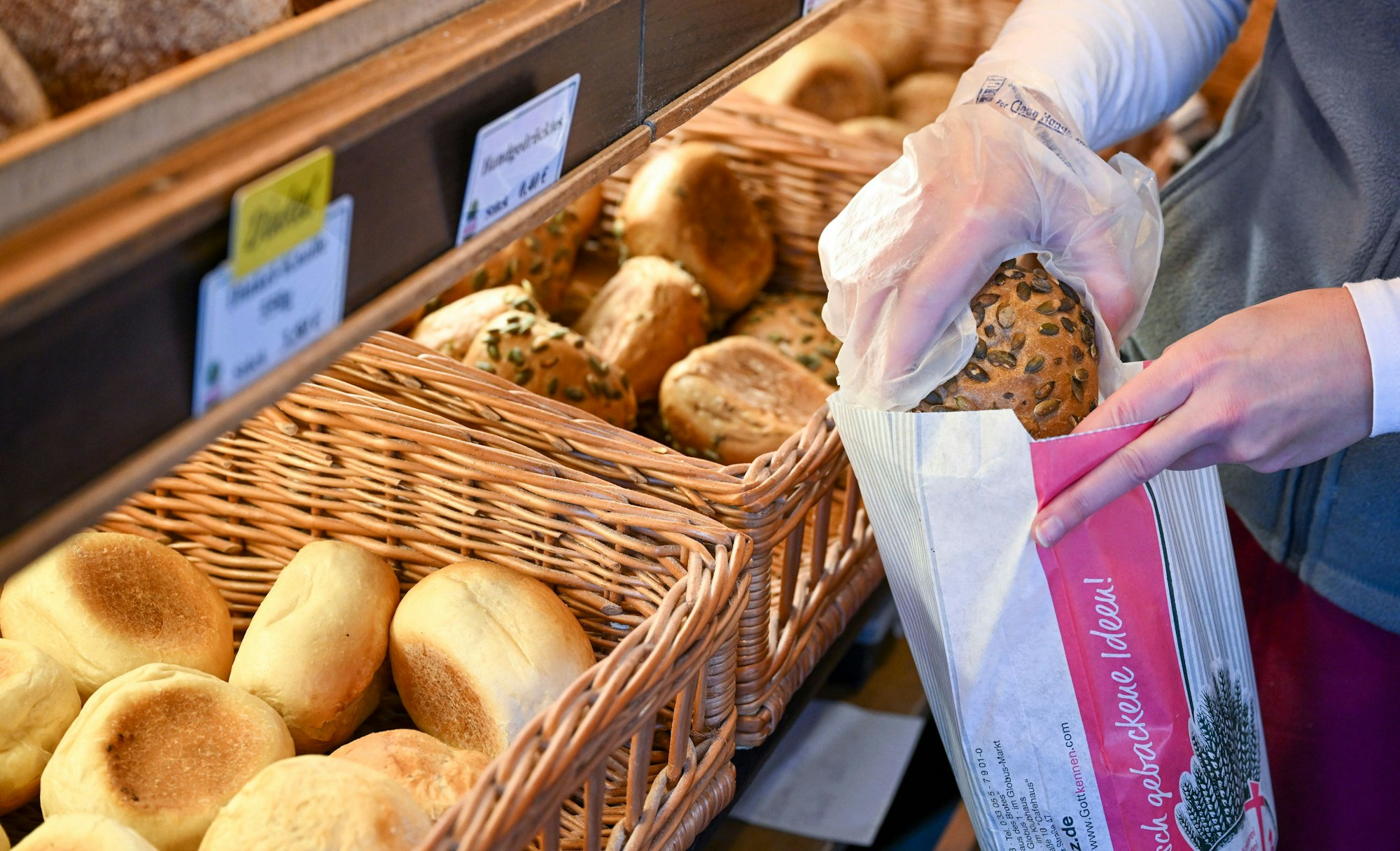 Brote und Brötchen werden im Verkaufsraum in der Bäckerei und Konditorei Plentz angeboten.