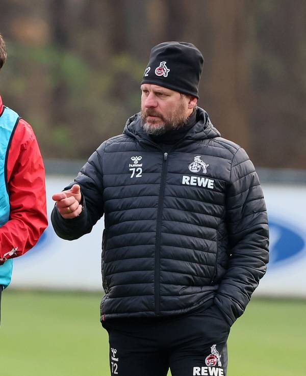 Jonas Hector und Steffen Baumgart sprechen beim Training des 1. FC Köln.