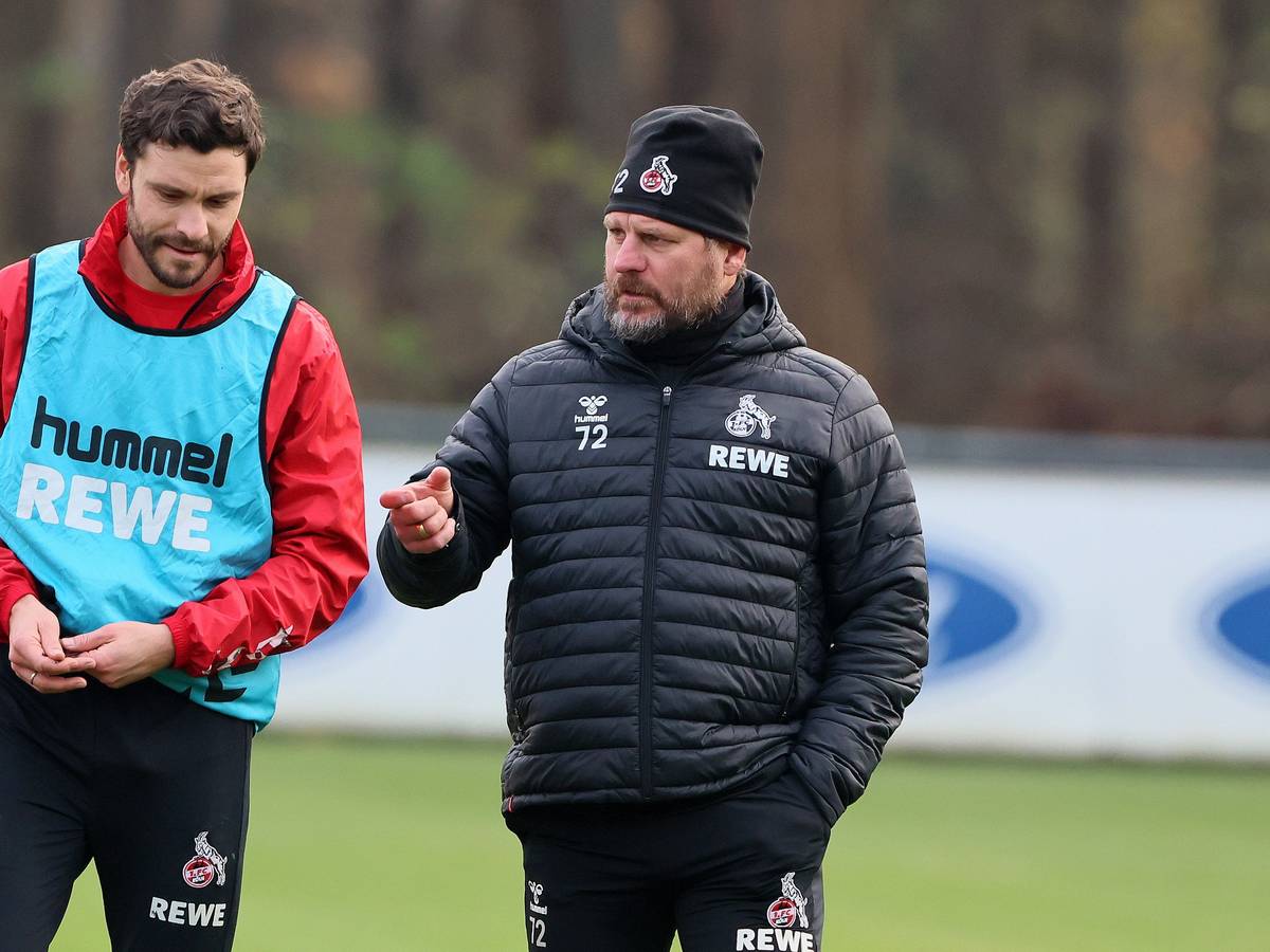 Jonas Hector und Steffen Baumgart sprechen beim Training des 1. FC Köln.