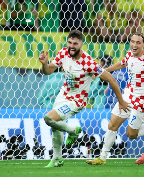 Kroatische Spieler feiern nach dem Halbfinaleinzug bei der WM 2022 in Katar.