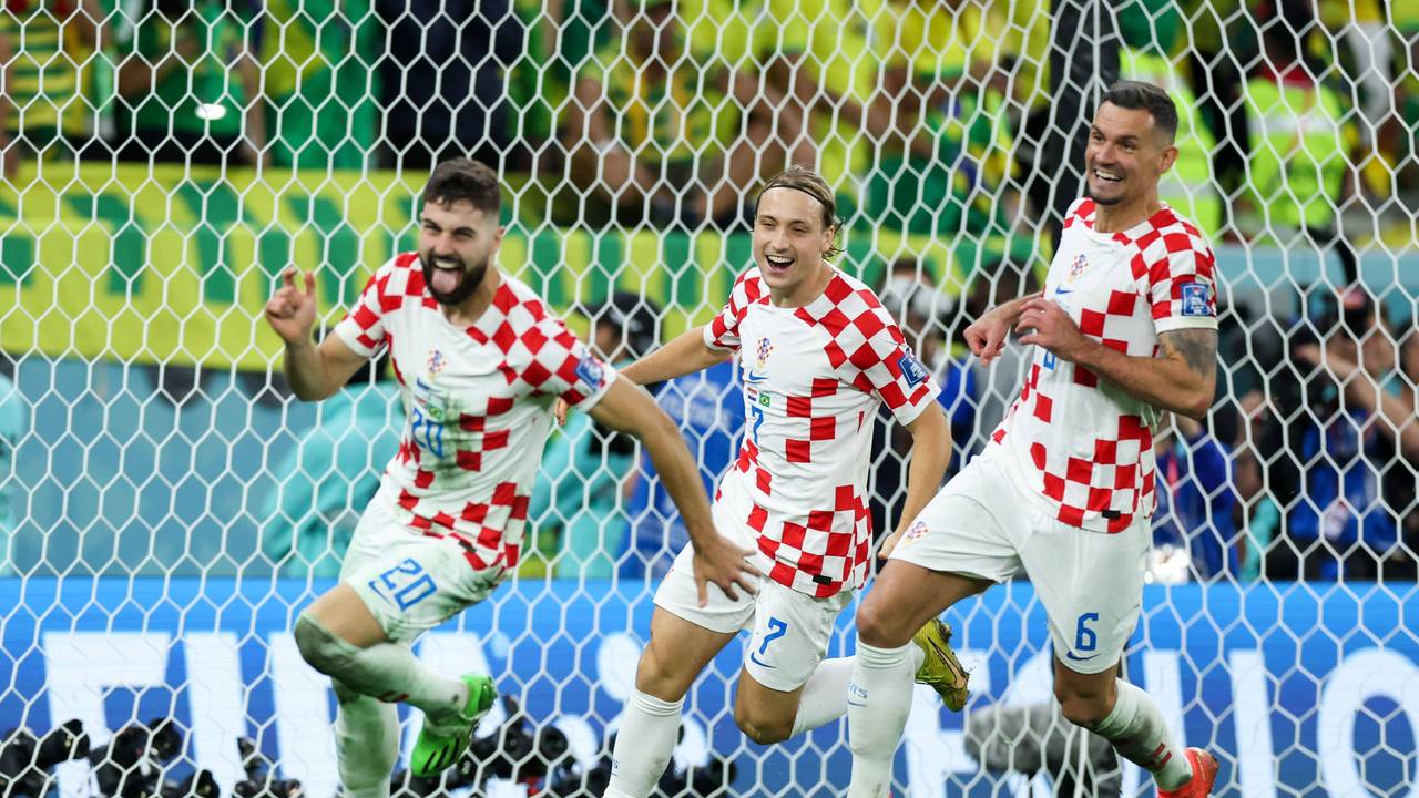 Kroatische Spieler feiern nach dem Halbfinaleinzug bei der WM 2022 in Katar.