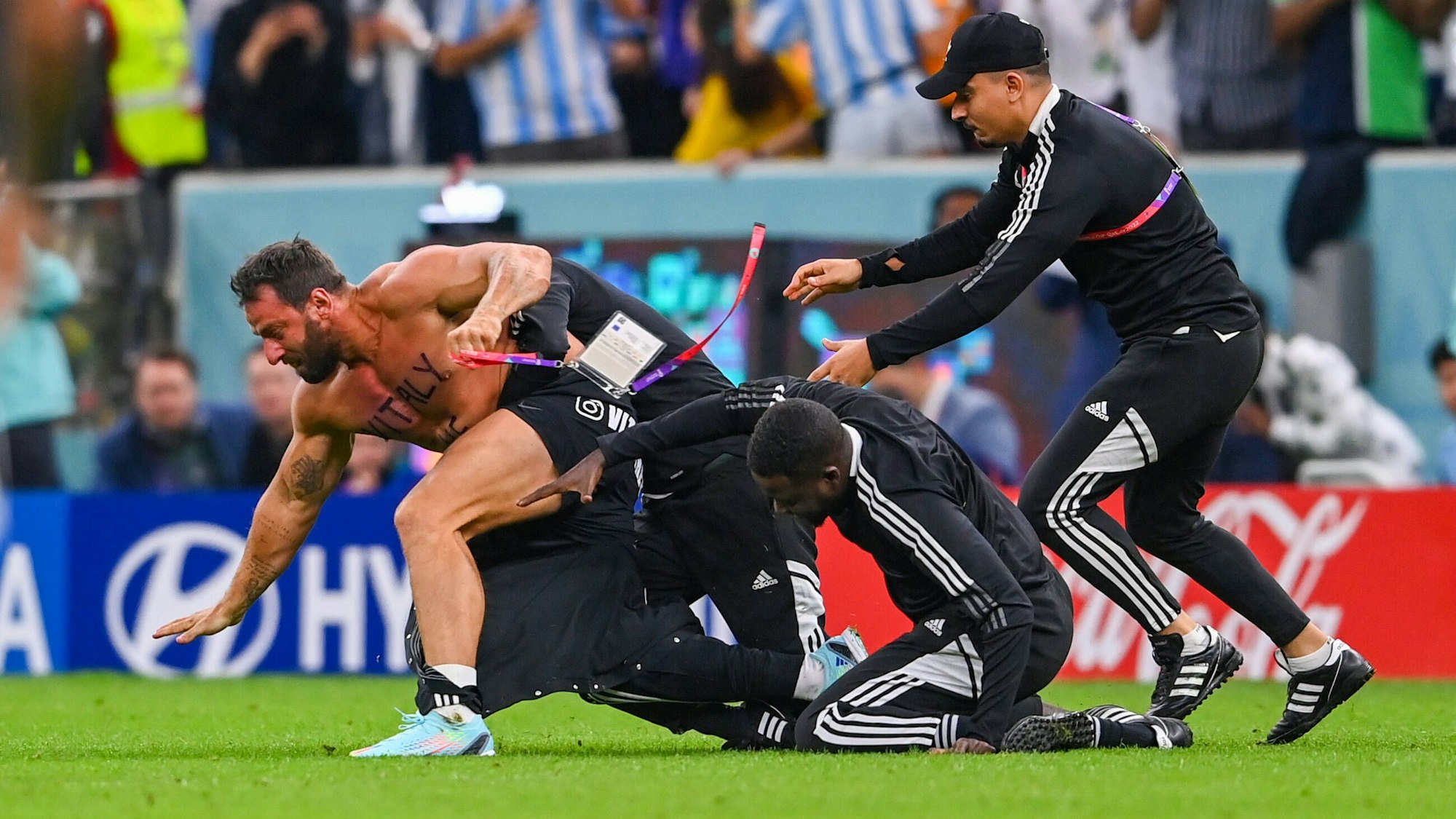 Ein Flitzer stürmt beim WM-Spiel Niederlande – Argentinien den Platz und wird von Sicherheitskräften zu Boden gerungen.