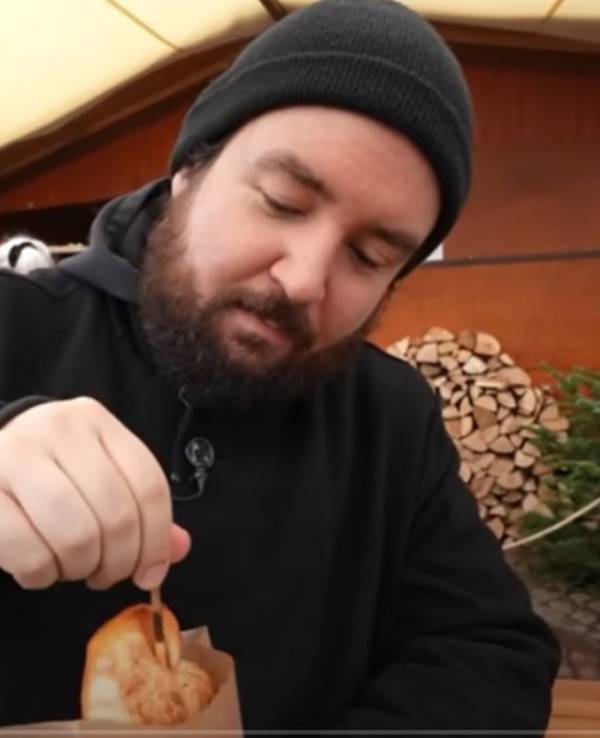 YouTuber "Sturmwaffel" (30) zieht ein Brot an einem Stab aus der Tüte.