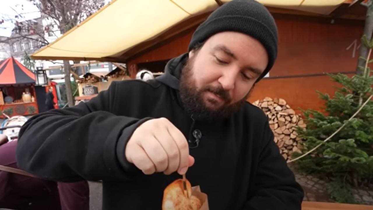 YouTuber "Sturmwaffel" (30) zieht ein Brot an einem Stab aus der Tüte.