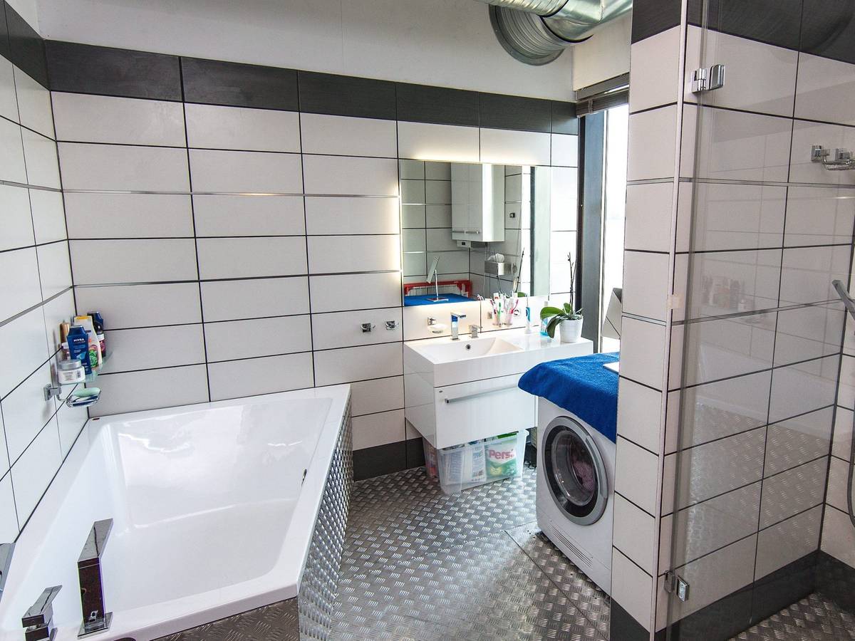 Die Familie rätselt über gelben Qualm aus der Dusche. Hier ein Symbolfoto von einem Badezimmer.