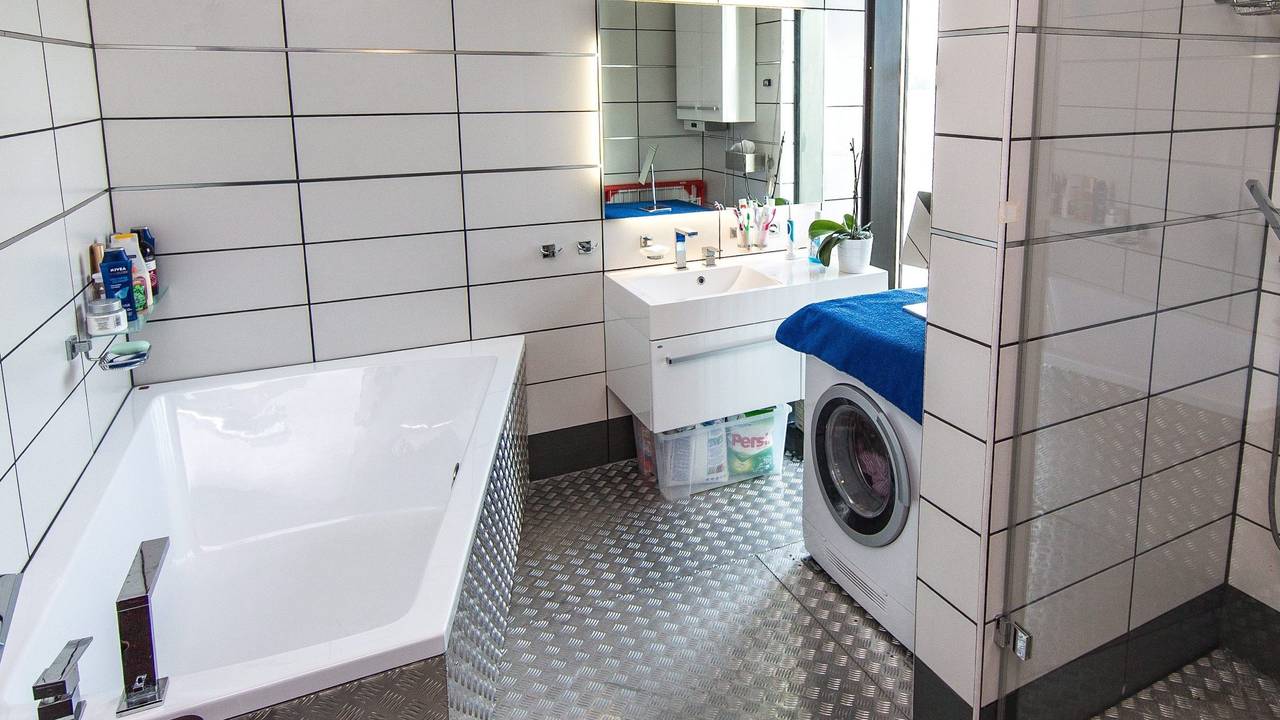 Die Familie rätselt über gelben Qualm aus der Dusche. Hier ein Symbolfoto von einem Badezimmer.