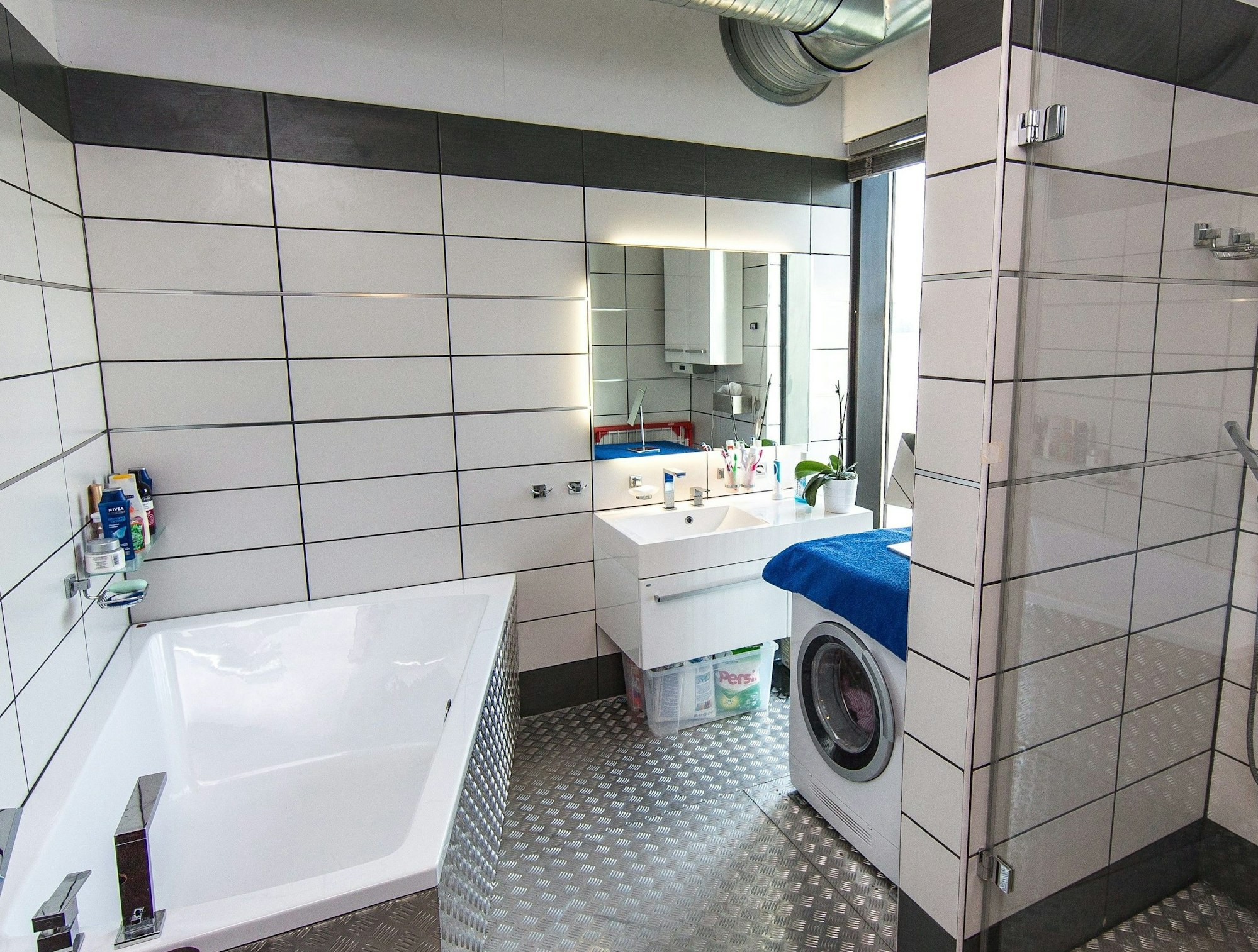 Die Familie rätselt über gelben Qualm aus der Dusche. Hier ein Symbolfoto von einem Badezimmer.