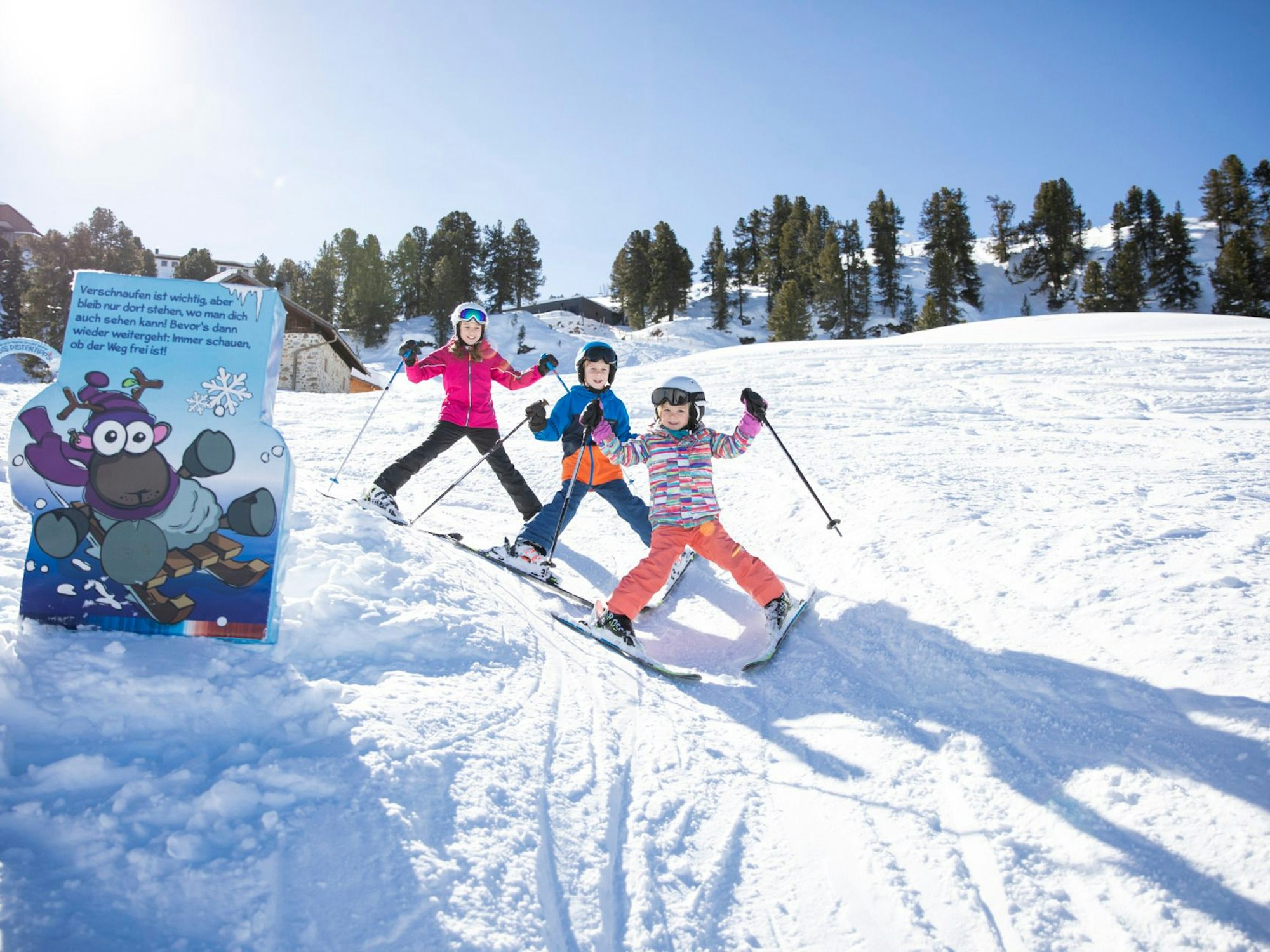 Kinder fahren Ski auf einer der Spaßpisten in Hochoetz, Österreich.