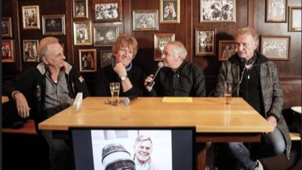 Die Gäste der Talkrunde sitzen an einem Tisch und diskutieren.