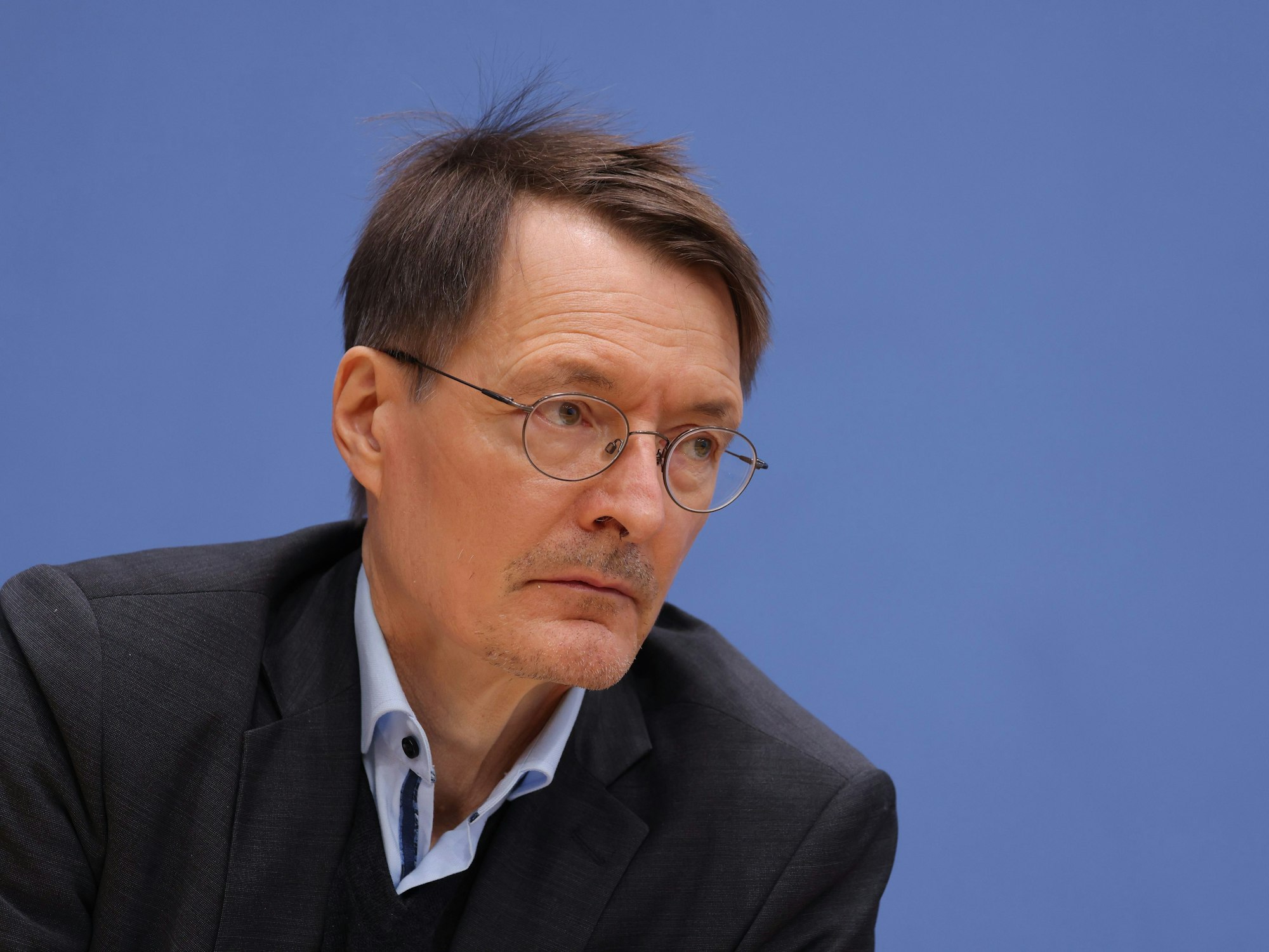 Karl Lauterbach (hier am 6.12.2022) hat vor einer Gefahr für die Demokratie gewarnt.