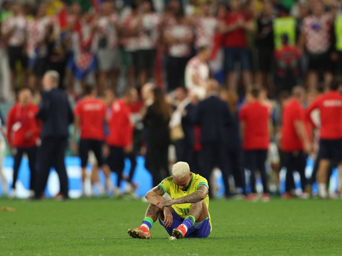 Der Brasilianer Neymar sitzt nach dem verlorenen WM-Viertelfinale gegen Kroatien weinend am Boden.