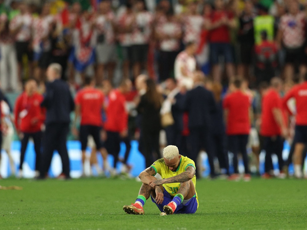 Der Brasilianer Neymar sitzt nach dem verlorenen WM-Viertelfinale gegen Kroatien weinend am Boden.