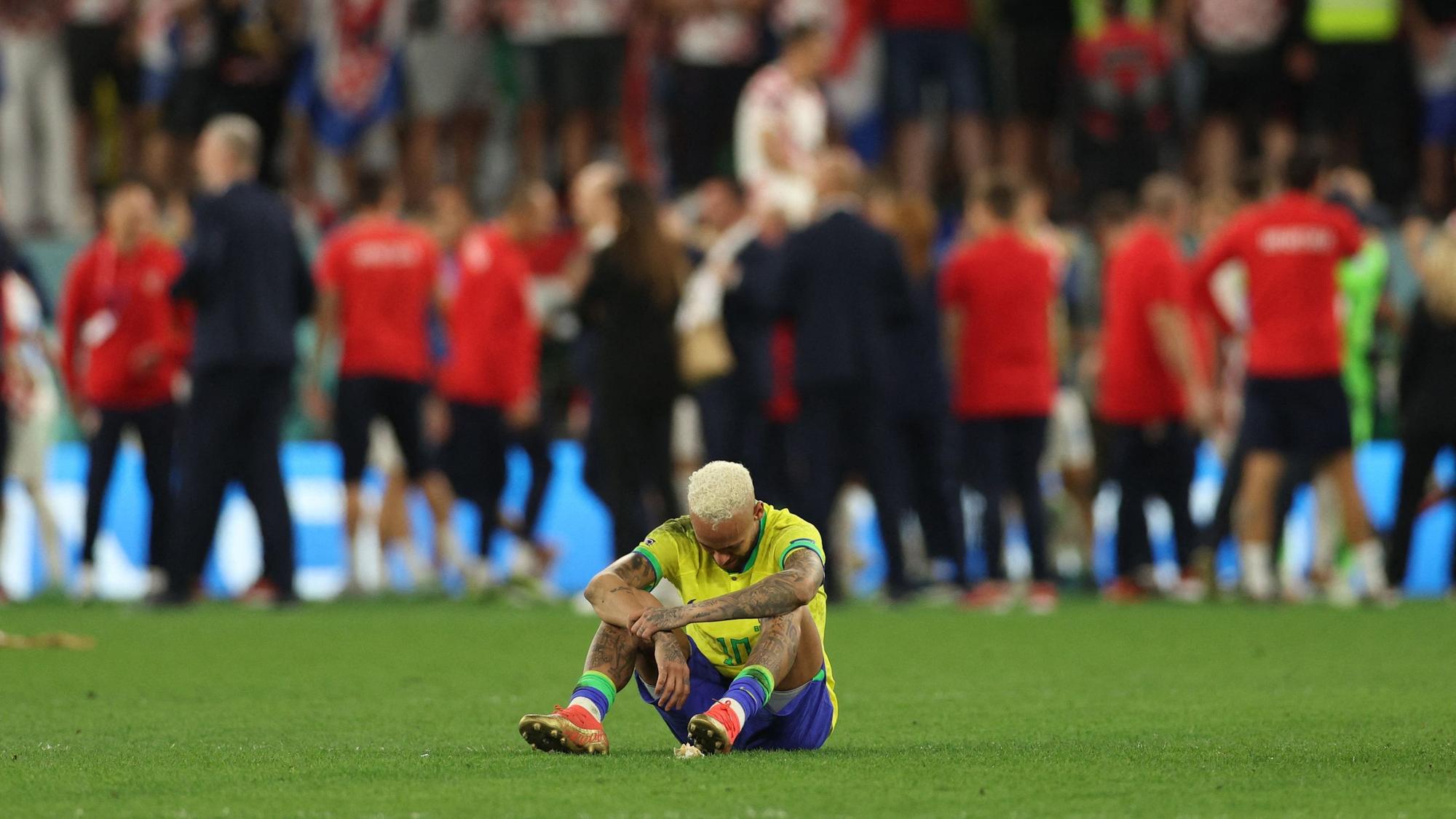 Der Brasilianer Neymar sitzt nach dem verlorenen WM-Viertelfinale gegen Kroatien weinend am Boden.