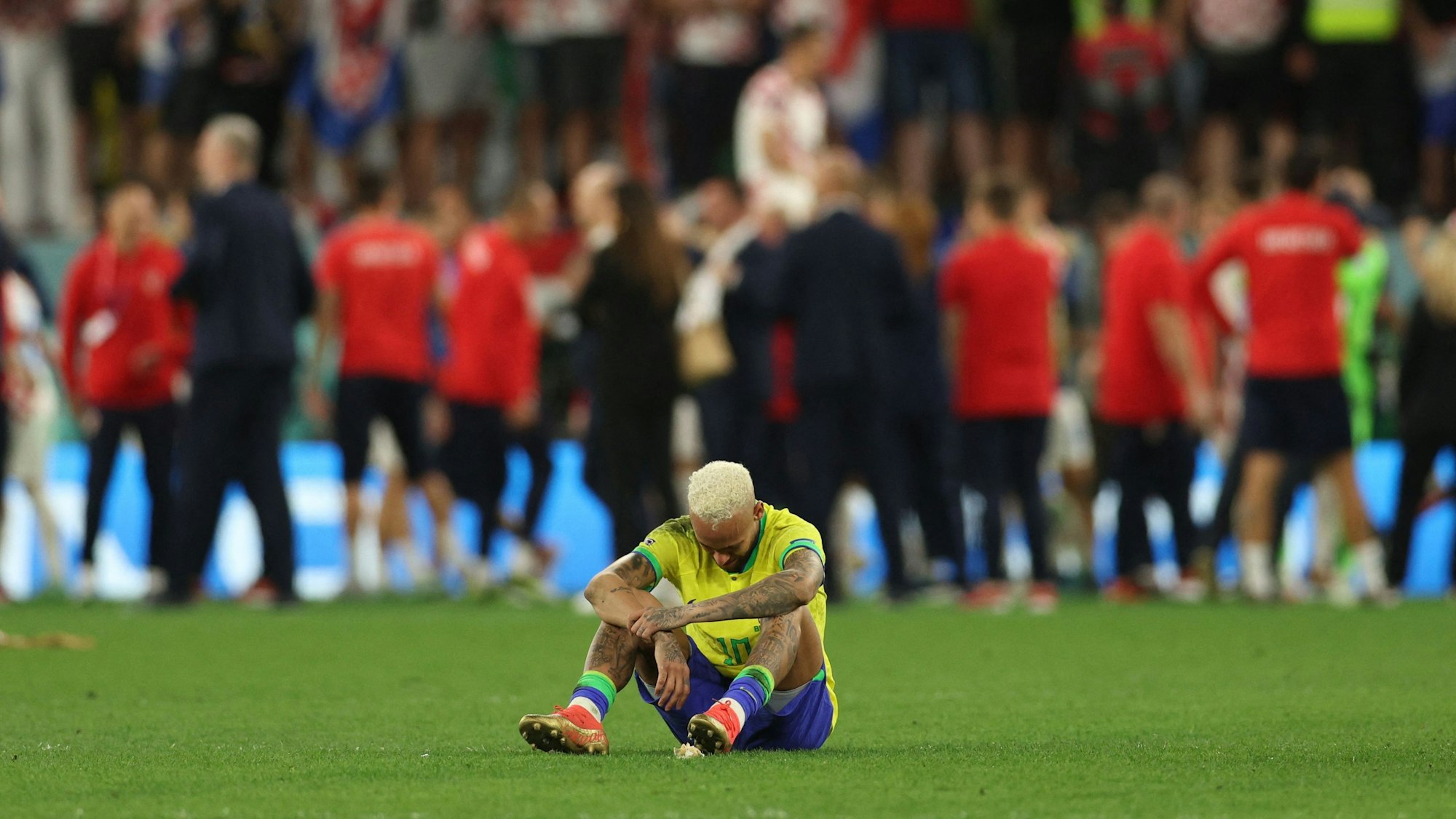 Der Brasilianer Neymar sitzt nach dem verlorenen WM-Viertelfinale gegen Kroatien weinend am Boden.
