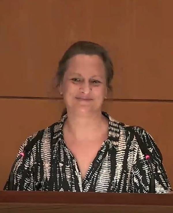 Die Politikerin Nicolin Gabrysch bei einer Rede im Kölner Stadtrat. Sie klebte sich nach ihrer Rede an das Rednerpult.