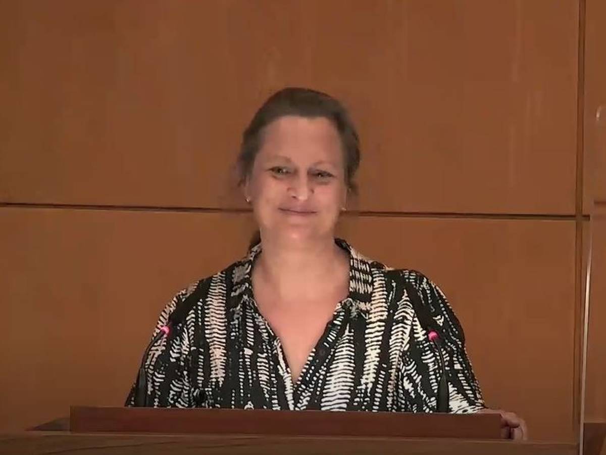 Die Politikerin Nicolin Gabrysch bei einer Rede im Kölner Stadtrat. Sie klebte sich nach ihrer Rede an das Rednerpult.