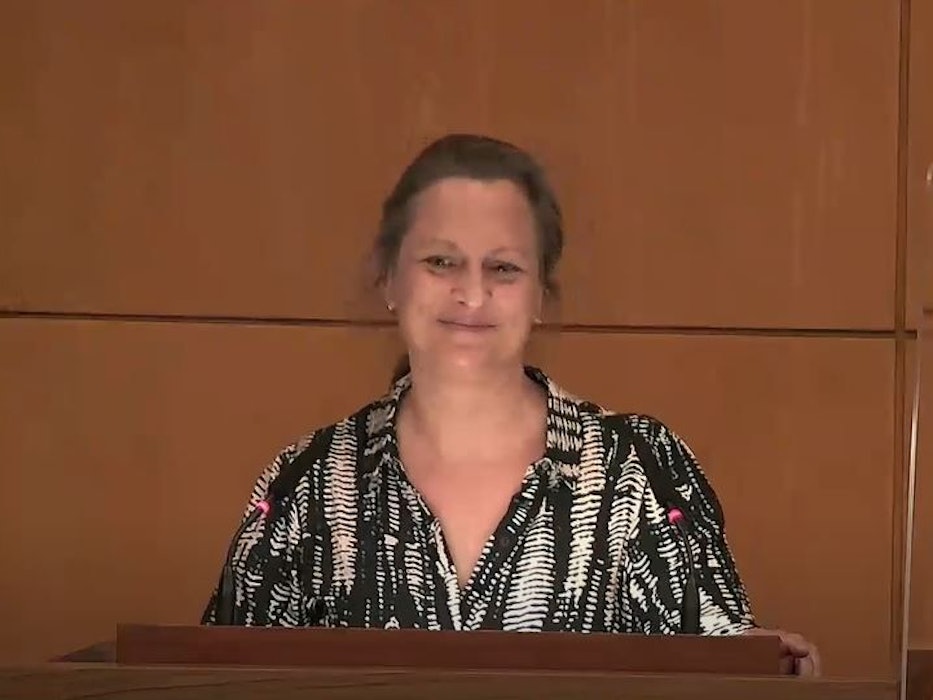 Die Politikerin Nicolin Gabrysch bei einer Rede im Kölner Stadtrat. Sie klebte sich nach ihrer Rede an das Rednerpult.