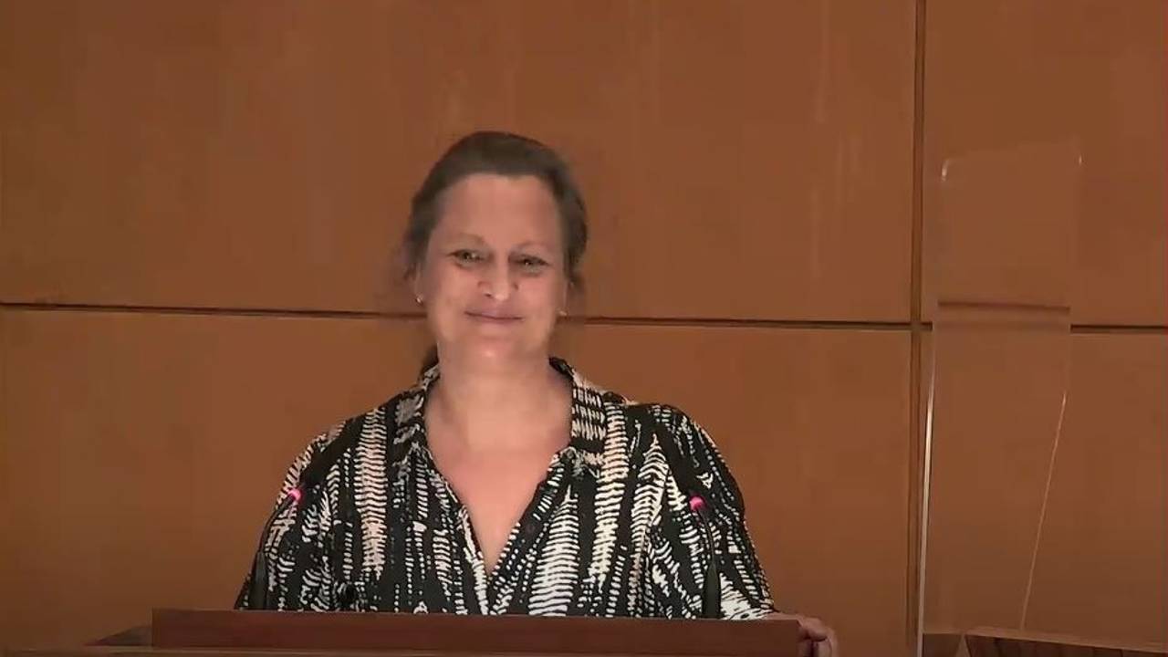 Die Politikerin Nicolin Gabrysch bei einer Rede im Kölner Stadtrat. Sie klebte sich nach ihrer Rede an das Rednerpult.