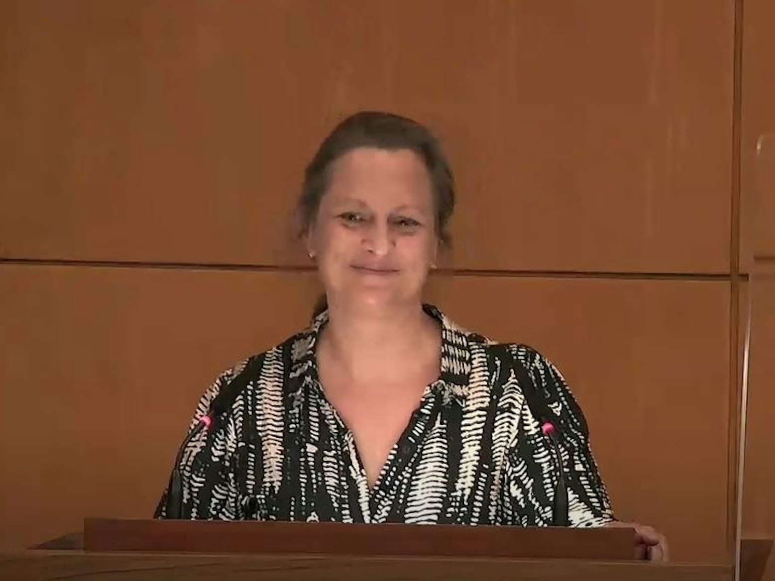 Die Politikerin Nicolin Gabrysch bei einer Rede im Kölner Stadtrat. Sie klebte sich nach ihrer Rede an das Rednerpult.