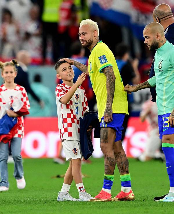 Neymar streichelt Leo Perisic über den Kopf.