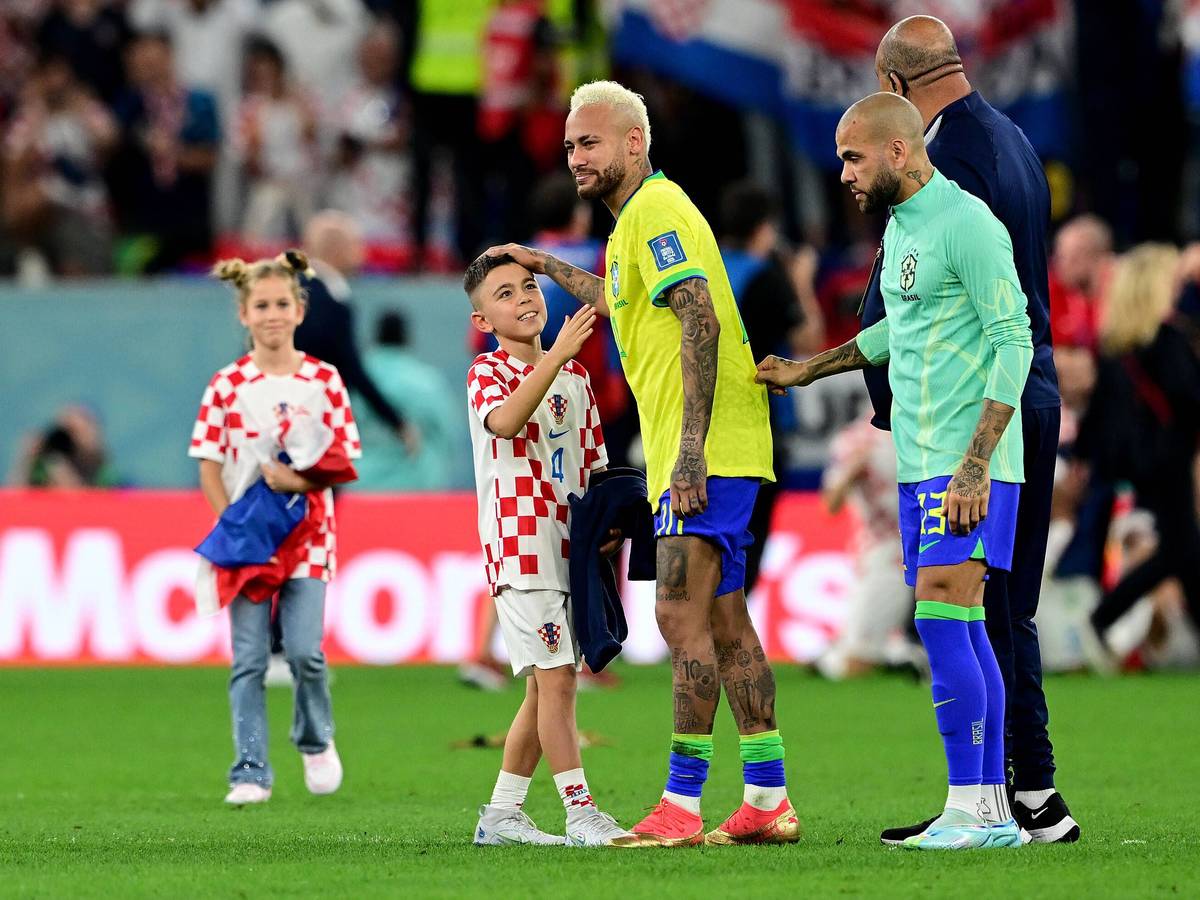 Neymar streichelt Leo Perisic über den Kopf.