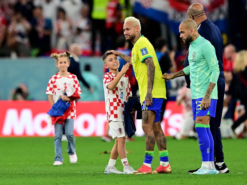 Neymar streichelt Leo Perisic über den Kopf.