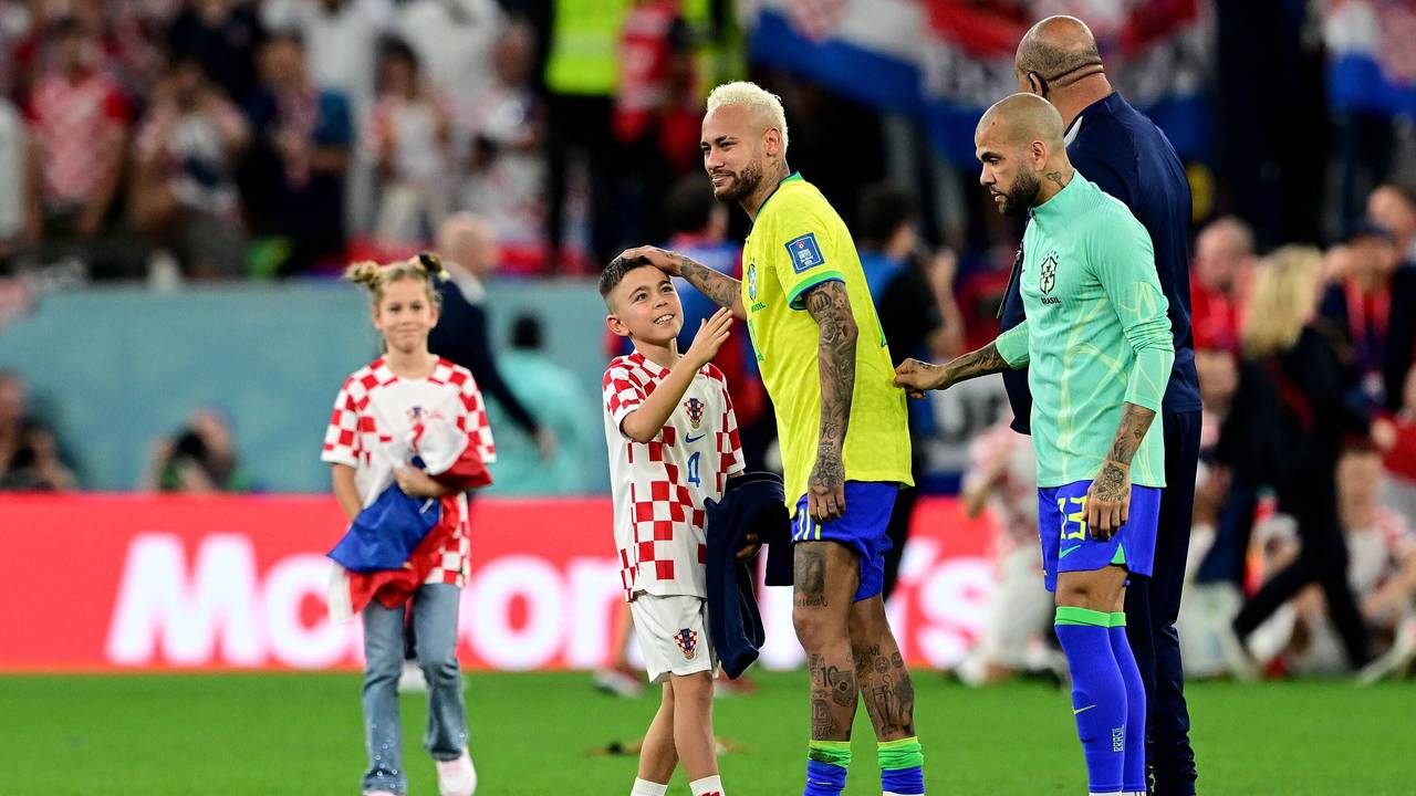 Neymar streichelt Leo Perisic über den Kopf.